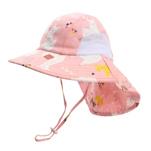 Détail du chapeau de soleil rose pour enfant avec protège-nuque et motif alpaga
