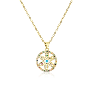 Dettaglio della collana placcata oro 18K con ciondolo occhio del male e zirconi colorati