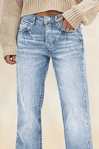 Detailweergave van vintage jeans met hoge taille en lichtblauwe denimwassing