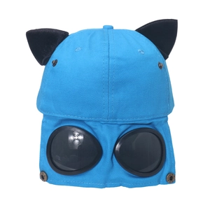 Détail de la casquette bleue à oreilles de chat avec lunettes d'aviateur et clous