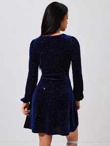 Mini-robe en velours bleu foncé à manches longues avec paillettes scintillantes effet étoilé