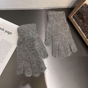 Detailaufnahme grauer Strickhandschuhe mit weicher Plüschstruktur und Vollfinger-Design