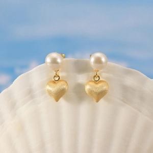 Elegant S925 silver earrings with freshwater pearls and gold matte heart pendants on a shell