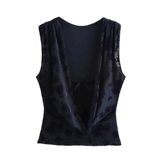 Top alla moda in mesh blu scuro con stampa floreale floccata e collo a drappeggio