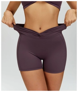 Dettaglio dei pantaloncini da yoga viola scuro elasticizzati con vita alta a V