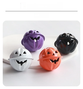 Dettaglio di campanelli a forma di zucca di Halloween in viola, nero, bianco e arancio