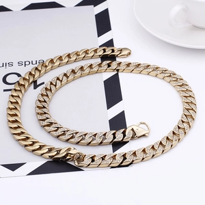 Collier gourmette dorée style hip hop sertie de strass brillants avec fermoir homard
