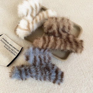 Détails des pinces à cheveux en peluche rayée, texture fausse fourrure douce et chic
