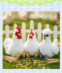 Dettaglio di peluche a forma di gallina con sacchetti pesanti per stabilità ottimale