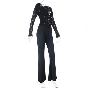 Combinaison en dentelle noire à manches longues avec col en V et pantalon évasé chic