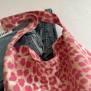 Pink heart leopard print canvas tote bag with large capacity and thick texture design
