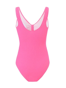 Détail d'un maillot de bain rose vif avec dos en U profond et tissu à texture nid d'abeille