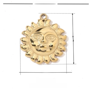 Dettaglio di un ciondolo a sole in acciaio inossidabile dorato 15x17mm con dimensioni