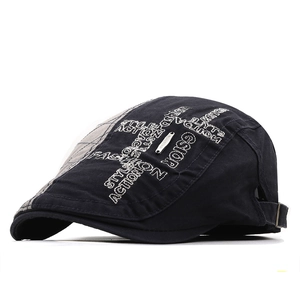 Béret rétro noir avec détails à carreaux gris et broderies de lettres blanches stylées