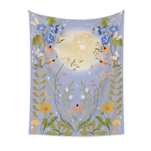 Détail de la tapisserie bohème avec phases de lune, fleurs bleues et motifs de papillon