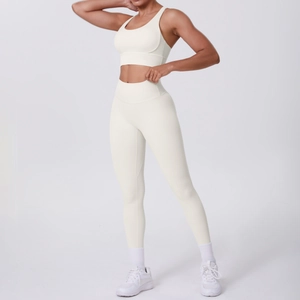 Détail de l'ensemble de yoga crème avec legging taille haute et brassière dos croisé