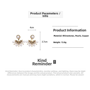 Détail de boucles d'oreilles baroques en éventail avec perles et strass, 4x3,7 cm