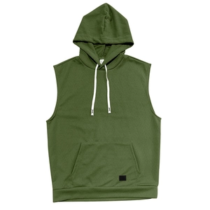 Détail de la maille gaufrée vert armée avec cordon blanc et poche kangourou