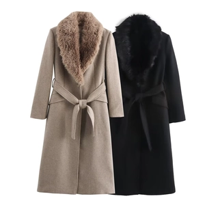 Manteau long en laine élégant avec col en fausse fourrure et ceinture en camel et noir
