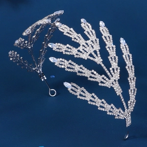 Serre-tête de mariée luxueux en argent avec feuilles en strass sur fond bleu foncé