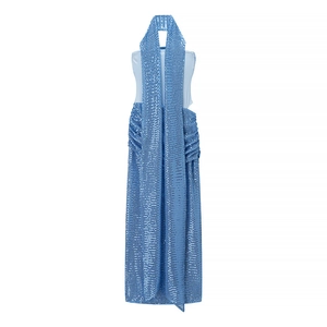 Détail de la robe maxi bleue à paillettes vue de dos avec de longs rubans et coupe ajustée