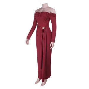 Détail d'une robe rouge à épaules dénudées avec taille plissée et boucle métallique