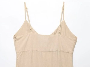 Détail de robe midi en lin beige avec bretelles ajustables et fermeture éclair invisible