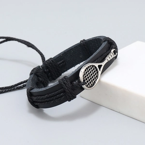 Bracelet pour homme en cuir tressé noir avec un pendentif raquette de tennis argenté