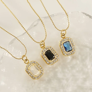 Vue détaillée des colliers plaqués or 18 carats avec pendentifs carrés en zircone en trois couleurs