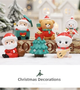 Vista dettagliata di sei figurine natalizie in miniatura con Babbo Natale e pupazzo di neve