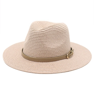 Classico cappello fedora in paglia beige con cinturino in pelle marrone e fibbia oro