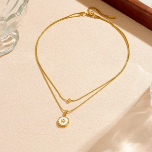 Collier double épaisseur en acier doré avec pendentif étoile en nacre blanche élégante