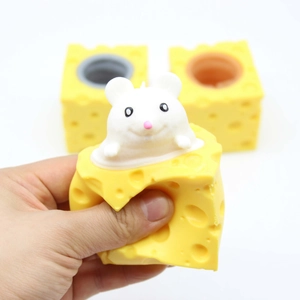 Jouet anti-stress en forme de fromage jaune avec une petite souris blanche qui surgit