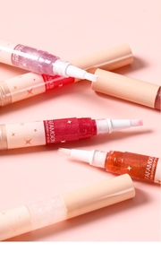 Macro de brillos de labios nacarados de colores con pinceles suaves en fondo rosa