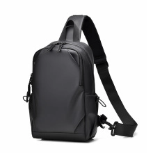 Gros plan sur la sacoche noire étanche avec texture mate et détails du double zip