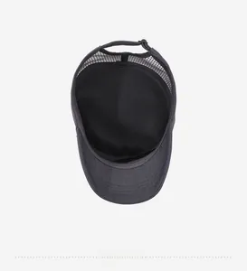 Detailansicht des atmungsaktiven Mesh-Rückens und verstellbaren Verschlusses der Herrenkappe