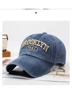 Macro de la broderie 3D Brooklyn 1947 sur une casquette en coton lavé bleu marine vintage