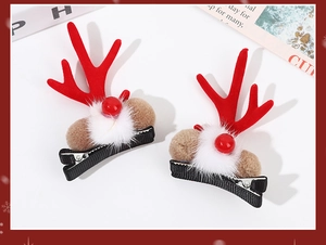 Détail de barrettes de Noël en forme de bois de renne avec pompons et perles rouges