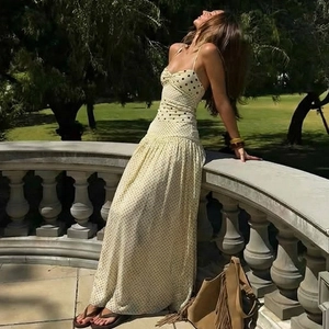 Dettaglio vestito giallo a pois con corpetto a pieghe e spalline sottili stile retrò