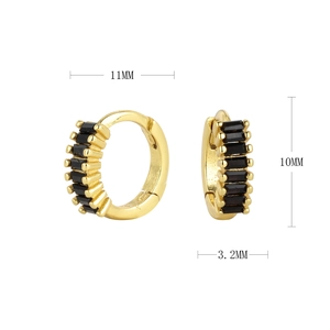 Détails des boucles d'oreilles huggie en argent 925 doré avec zircons noirs de 11mm