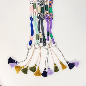 Correas de nylon coloridas para bolsos con borlas y anillos de metal en varios diseños