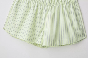 Plano de pantalones cortos de popelina a rayas verde claro con cintura elástica y tejido