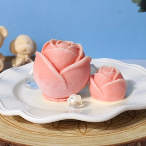 Vista macro di stampi in silicone rosa a forma di rosa 3D con petali dettagliati