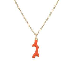 Collier chaîne dorée avec pendentif bois de cerf rouge corail sur fond blanc