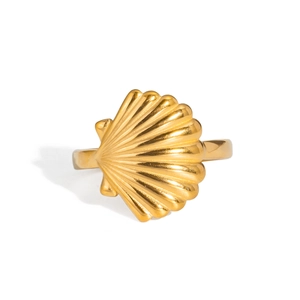 Vue détaillée de la bague coquillage dorée avec texture océanique et finition miroir
