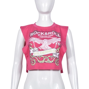 Dettaglio del crop top senza maniche rosa con stampa grafica vintage rock and roll aquila