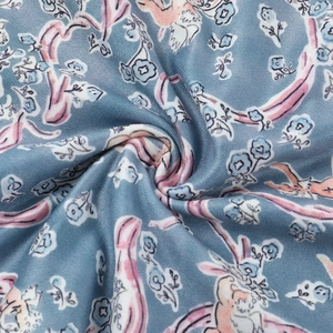 Vue macro du tissu floral bleu avec des plis en spirale montrant la texture douce