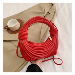 Sac demi-lune rouge vif avec tressage en corde unique et fermeture dorée chic
