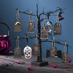 Decorazioni per lapidi di Halloween con testo RIP su un inquietante albero nero