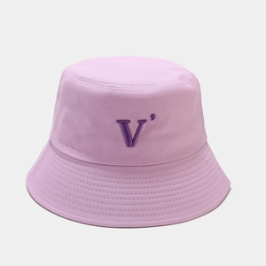 Détail d'un bob en coton violet avec broderie V et coutures sur le bord du chapeau